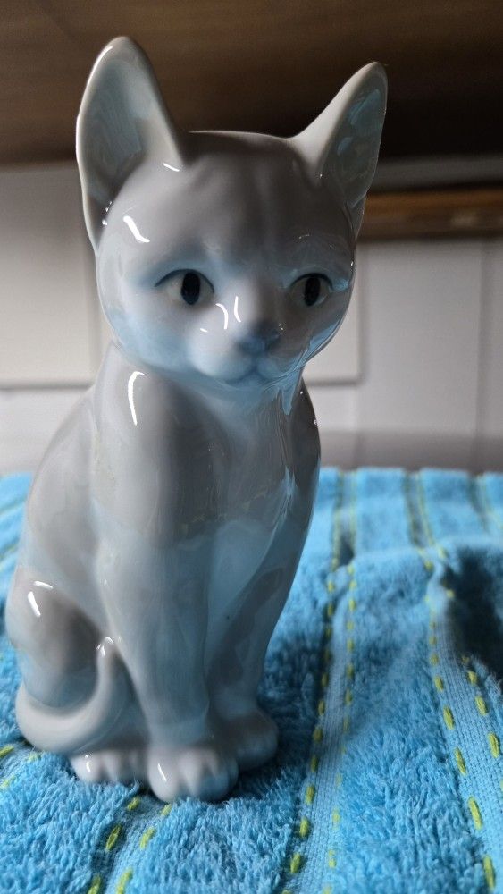 Sitting Porcelain Cat