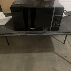 Whirlpool 20.93 in. Electric Countertop Microwave in Black with 0.7 cu. ft. Capacity