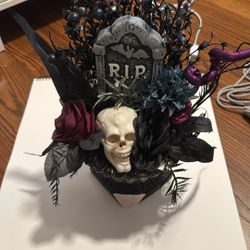 Halloween decor brand new but chipped