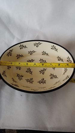 Ovenware comes with a black metal holder