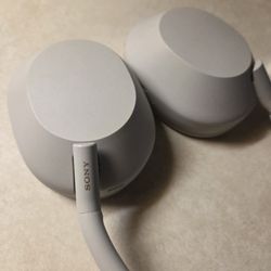 Sony
Sony - WH-1000XM5 Wireless Noise-Cancelling Over-the-Ear Headphones - Silver