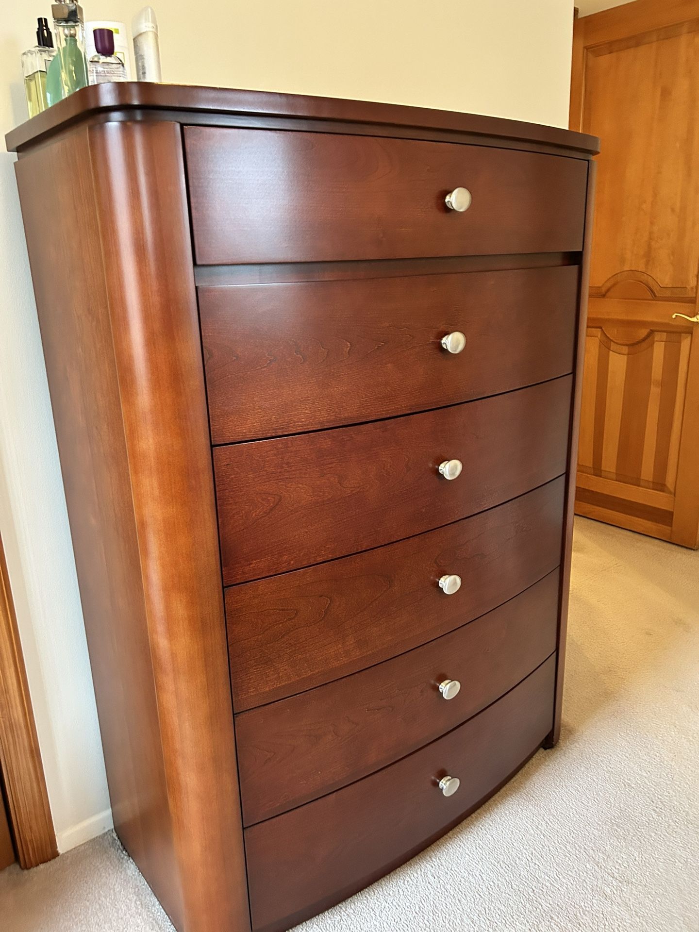 MUST SELL WOODEN 6 DRAWER DRESSER
