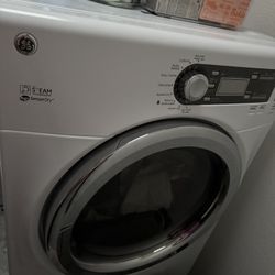Washer/ Dryer Set On Pedestals