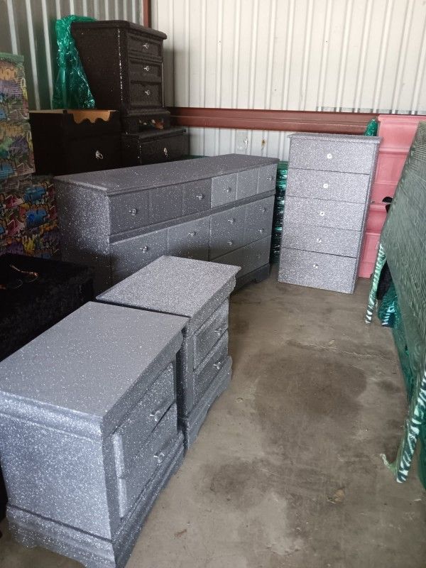 Gorgeous Silver Diamond/Glitter Look- Dresser W/ Matching Nightstands & Chest Dresser