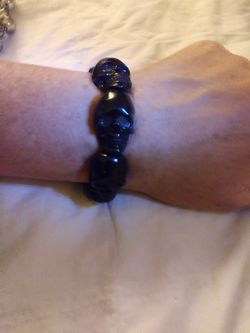 Black metal skull adjustable bracelet.