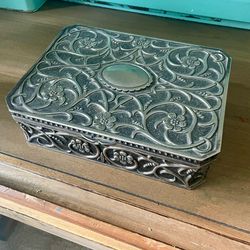 Vintage Ornate Metal Jewelry Box / Trinket Box – Velvet Lined