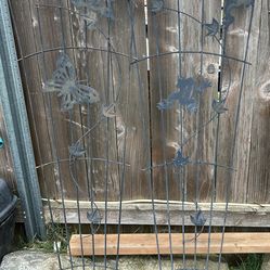 Metal Garden Trellis w/butterflies & frogs. READ DESCRIPTION!