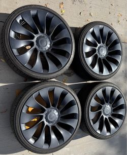 Tesla Model 3 Uberturbine wheels 235 35 20 Toyo Proxes Sport AS+ tires