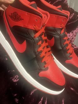Jordan 1s Mids Needs Brand New Dead stock 10/10 