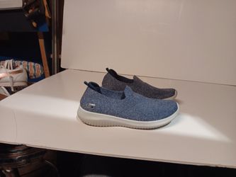 Woman's Sketchers 8.5us Size