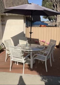 Outdoor Patio Table and 5 Chairs