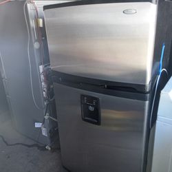 Nice And Clean Whirlpool Refrigerator 