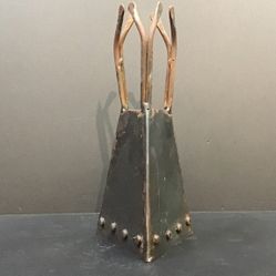 Metal Triangle Vase Stand w/ round Stubs