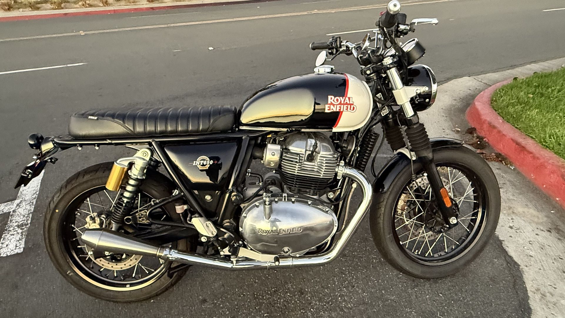 2024 Royal Enfield INT650 Black Pearl