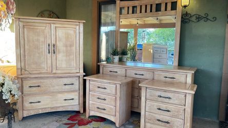 Gorgeous dresser set all pcz incluid perfectly condition