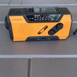 Solar And Hand Crank Beach Radio Am Fm With Torch And USB