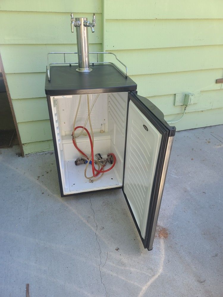Danby Dual Tap Kegerator for Sale in Running Springs, CA OfferUp