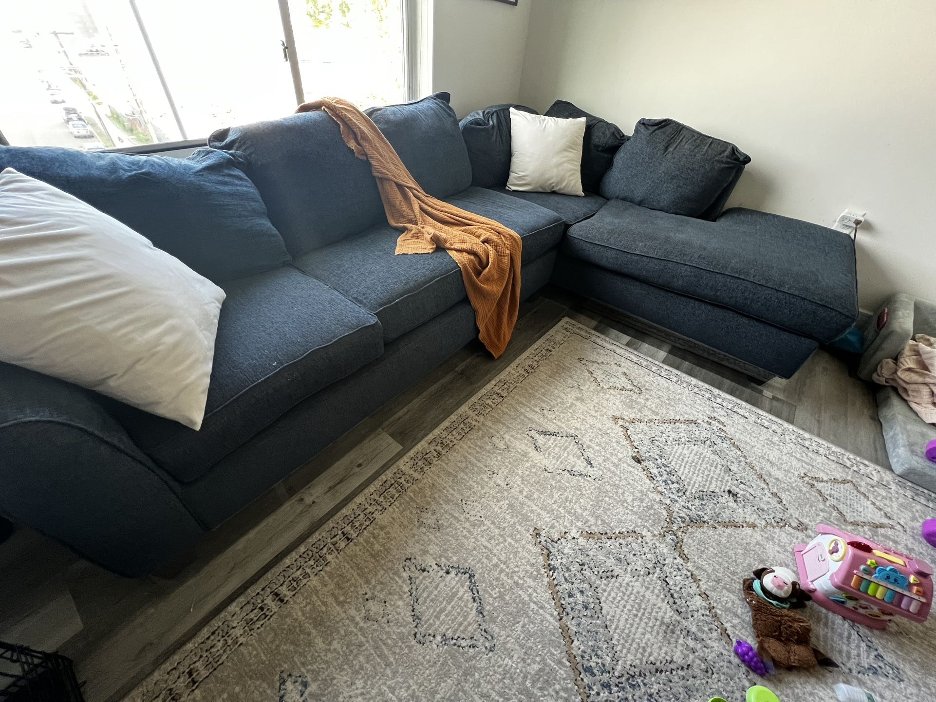 *Must Go* Sectional Sofa with Pull-Out Memory Foam Bed – Great Condition!