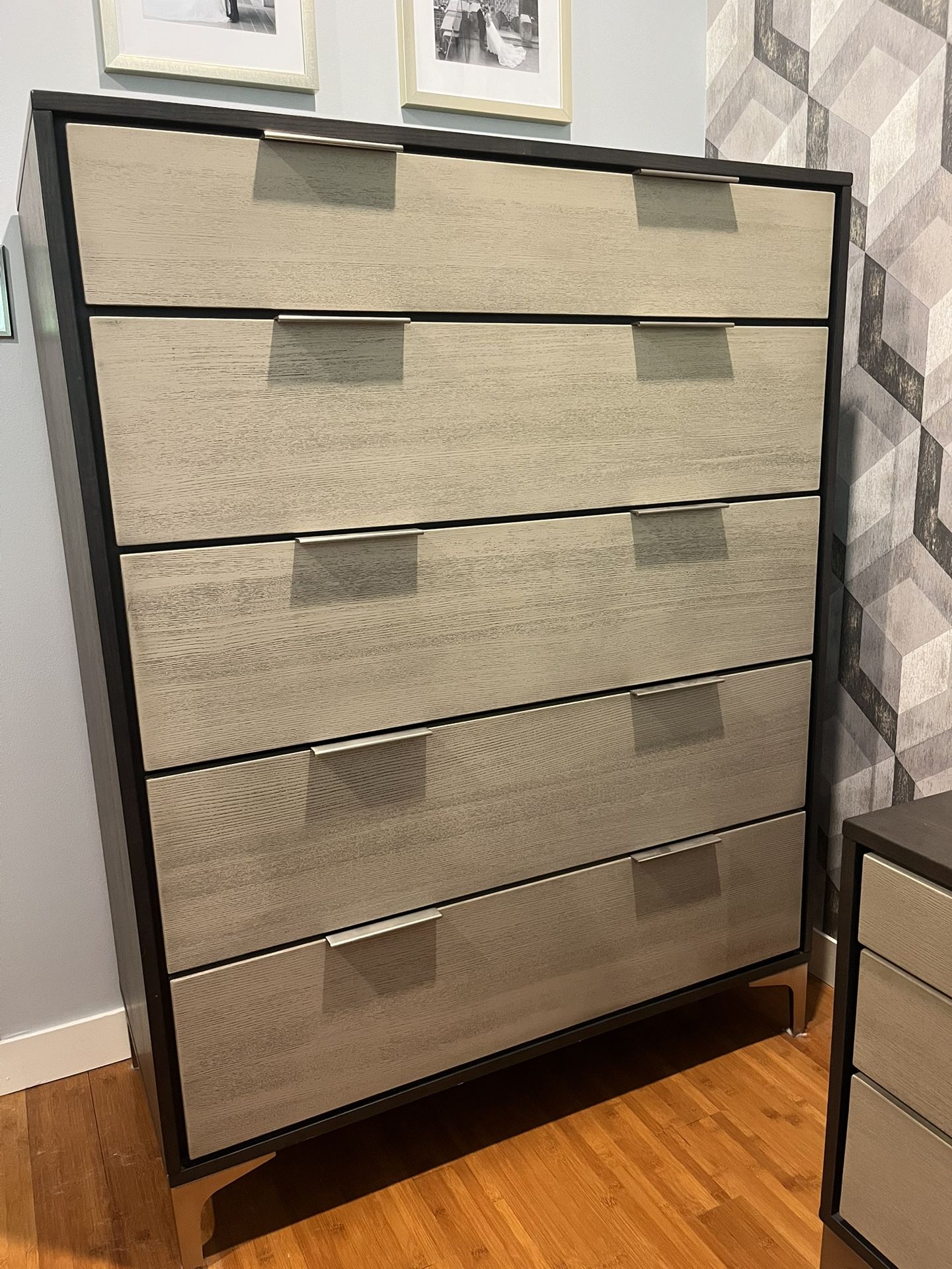 Tall Dresser, Excellent Condition 5 Drawers