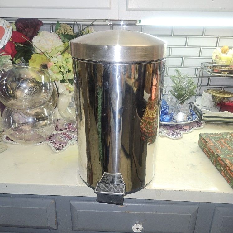 1.2 GAL STAINLESS STEEL TRASH CAN. 16IN HI