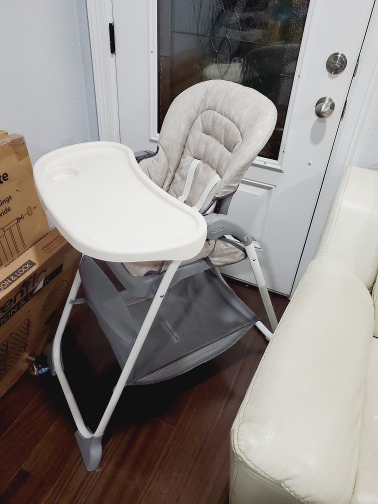 Graco Slim Snacker High Chair, Ultra Compact High Chair, Baby Highchair. 