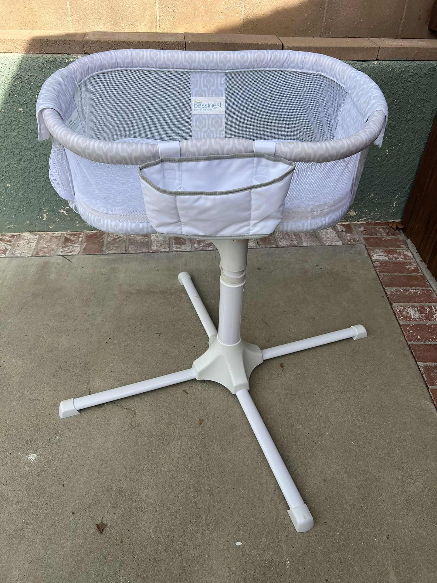 Halo Bassinest Swivel Sleeper Essentia Series