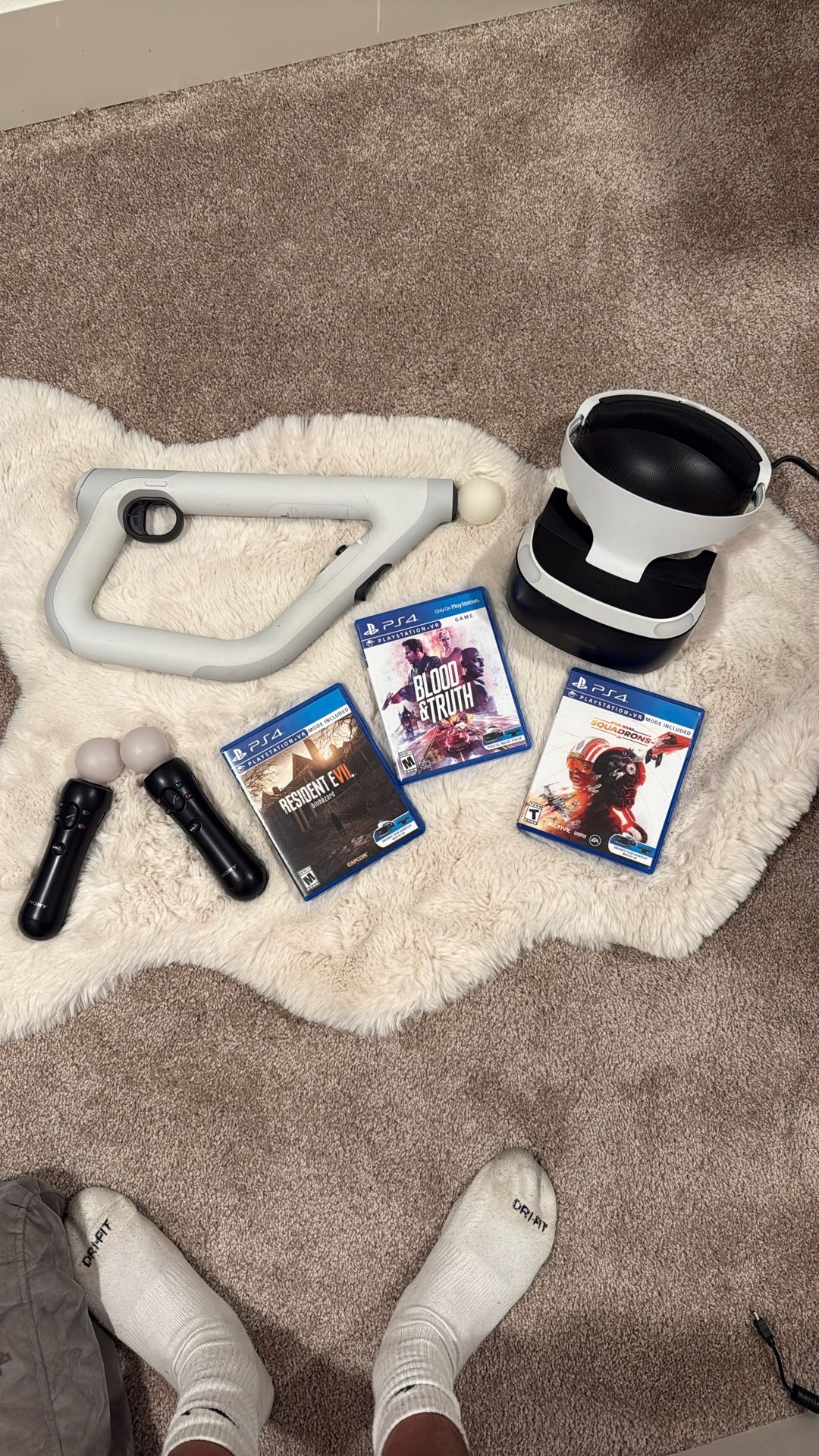Ps VR With Gun And 2 Sticks And 3 Games.