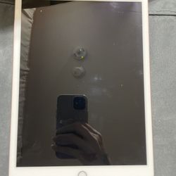 8th Generation IPad W 1st Gen Apple Pencil 