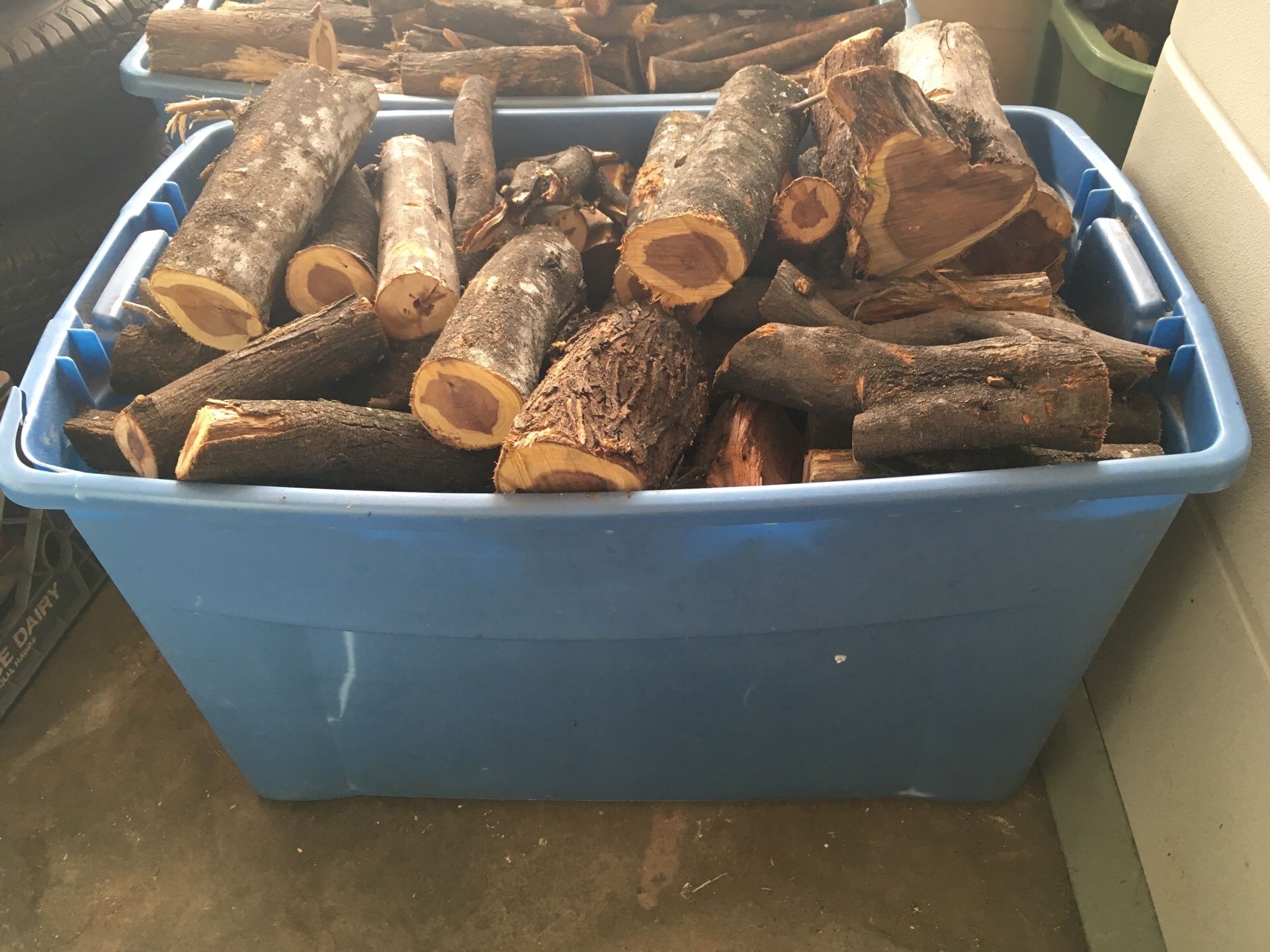 30 gallon container of 68 in pieces kiawe wood for Sale in Pearl City