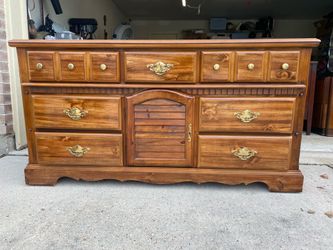 Bassett Solid Wood Vintage Dresser with Mirror – Excellent Condition