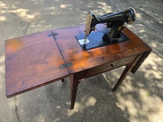 Antique vintage singer sewing machine with table