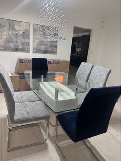 Dining Table Set – Seats 6 – Excellent Condition