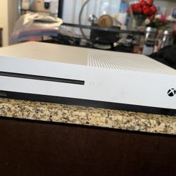 Xbox 1s And Controller 