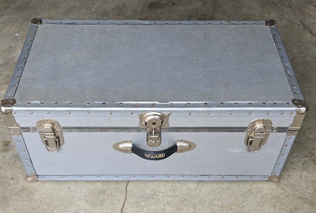 💼 For Sale: SEWARD Heavy-Duty Storage Trunk – $30 (Rochester Pickup)  