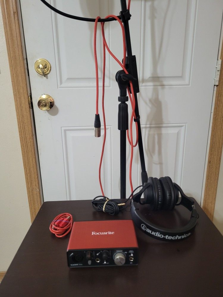 Focusrite Solo (2nd Gen) Interface, AT Headphones & Mic - Studio Bundle