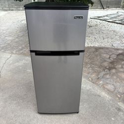 Magic Chef 4.5 cu ft 2 Door Mini Fridge With Freezer