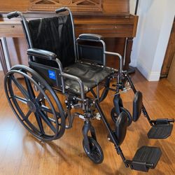 Foldable Wheelchair Medline w Adjustable Feet & Leg Support 18" Seat 300 Lbs Max Weight - Good Condition 