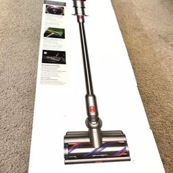 Dyson-v15-cleaner