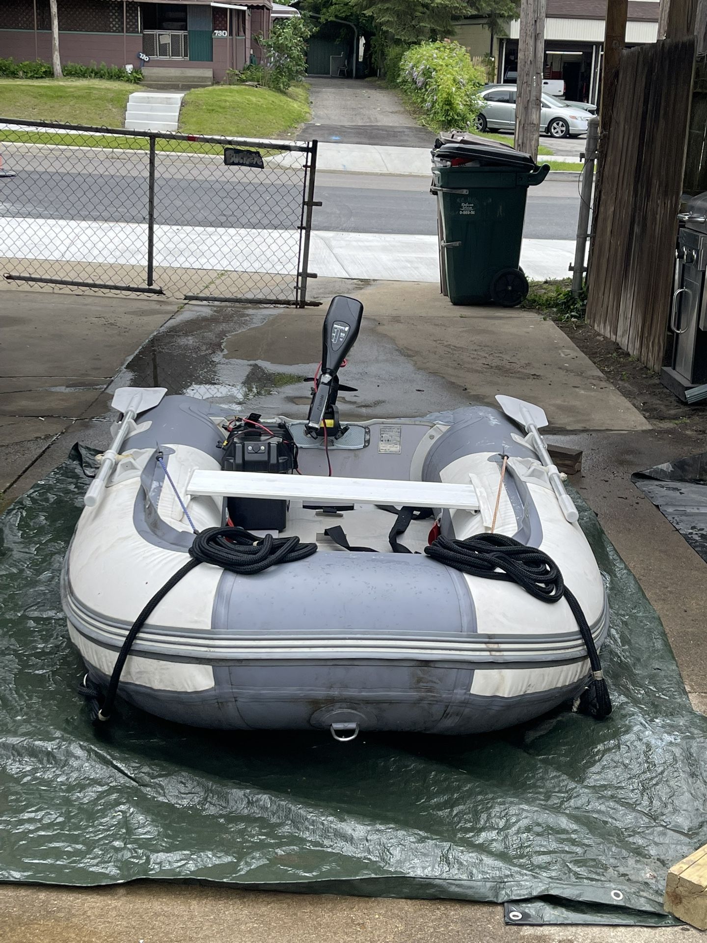 8.5 Foot D Boat With Ores And Middle Seat