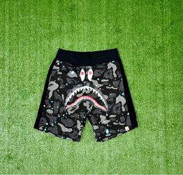 BAPE SHORTS SIZE L
