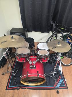 Bateria seminueva con platillos y bases fuertes