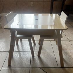 Toddler table with 2 chairs