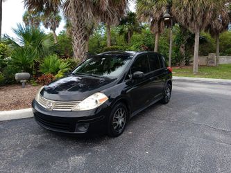 2010 NISSAN VERSA HATCHBACK. 4-CYLINDER, ORIGINAL PAINT, AUTOMATIC.