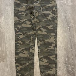 American Eagle Camo Jean Joggers Stretch Denim Women’s Size 8. Pre owned - slight snag/flaw on front thigh (see pictures) - in good condition otherwis