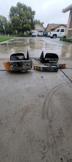 2003-2006 GMC SIERRA.Mirrors, Rihg Headlight, and Side Markers