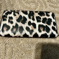 Like New Women’s Wallet Cheetah Print Pattern