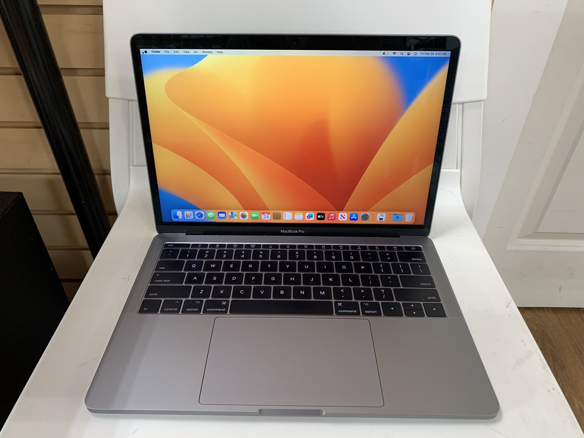 Macbook Pro 13 inch 2017 Two Thunderbolt 3 ports 8GB RAM 256GB SSD
