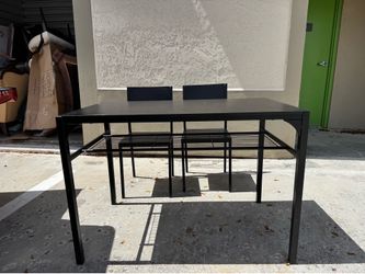 Table with 2 chairs