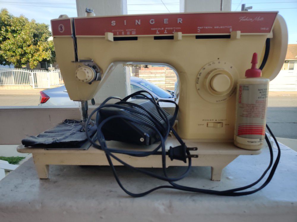 Singer Fashion Mate 362 Vintage Sewing Machine w/Pedal & Oil