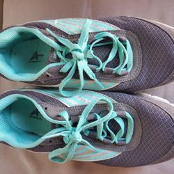 Athletic Tennis Shoes Size 7